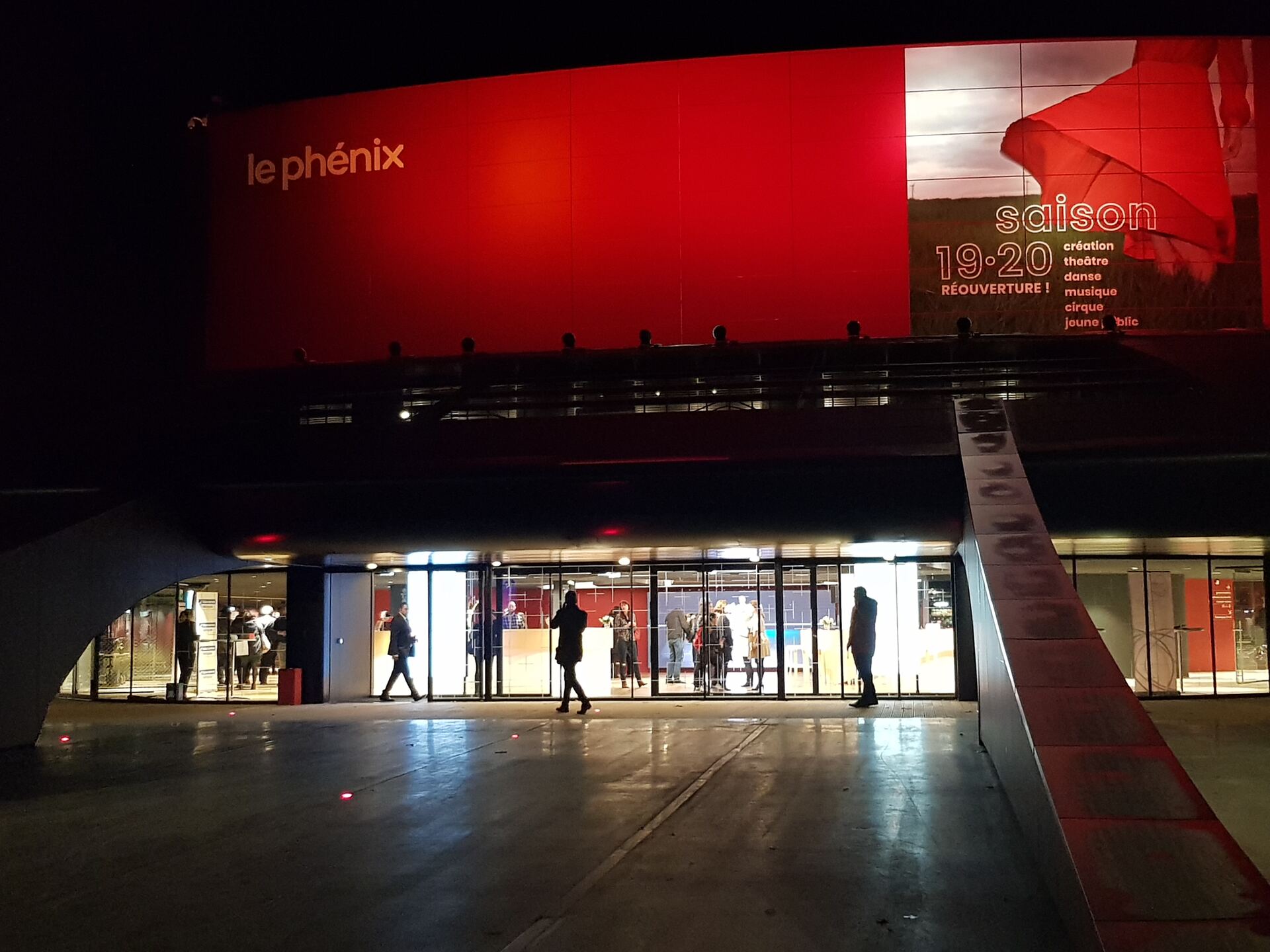 Façade du Phénix, scène nationale de Valenciennes, de nuit
